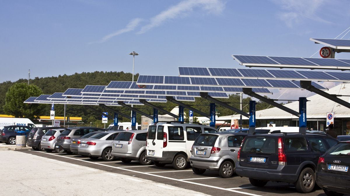 Francie nařizuje zastřešit parkoviště solárními panely